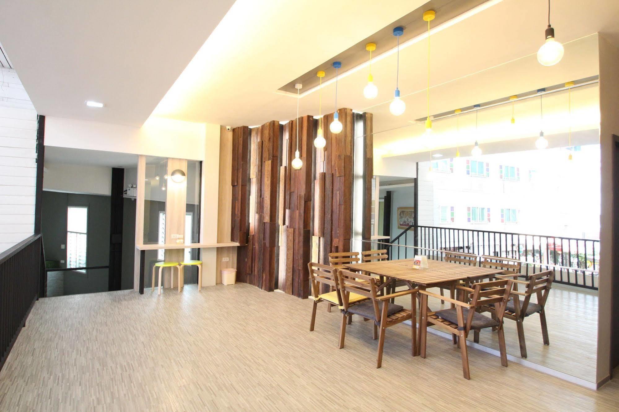 Preme Hostel Bangkok Exterior photo
